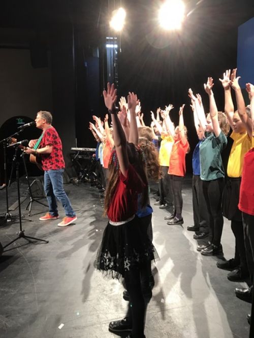 Elsternwick Choir performs with Peter Combe