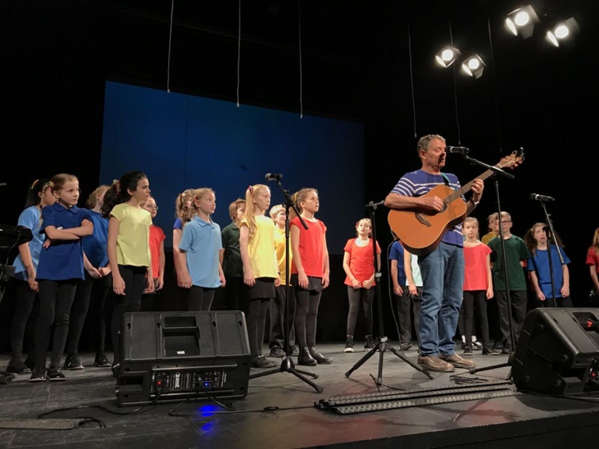 Elsternwick Choir performs with Peter Combe