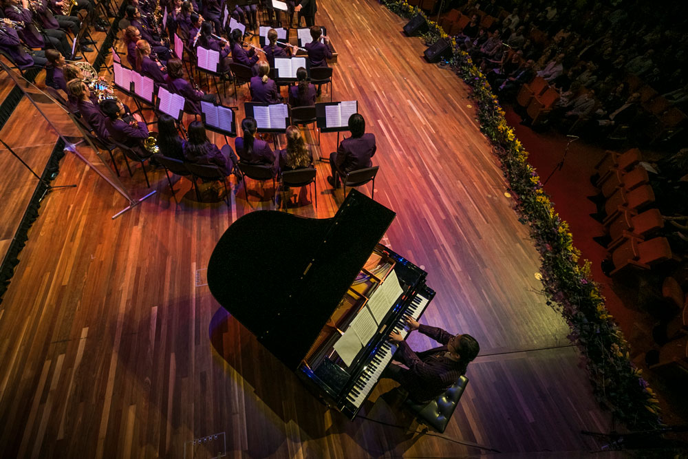 Anna Duan playing piano